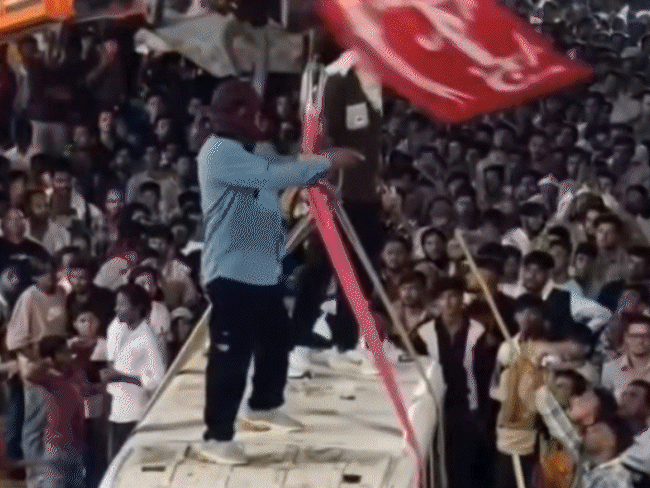 मोहर्रम के जुलूस में हमले का प्रदर्शन, VIDEO:उज्जैन के बड़नगर में क्रेन पर वैन लटकाई और विस्फोट से उड़ा दिया, लिखा- ले फिर आ गए