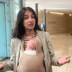 3 महीने का बेटा लेकर मीटिंग में पहुंचीं मिनिस्टर, VIDEO:स्वीडन की मंत्री ने बच्चे को गोद में लेकर स्पीच दी; कहा- मां बनने से करियर नहीं रुकता | ACTPnews