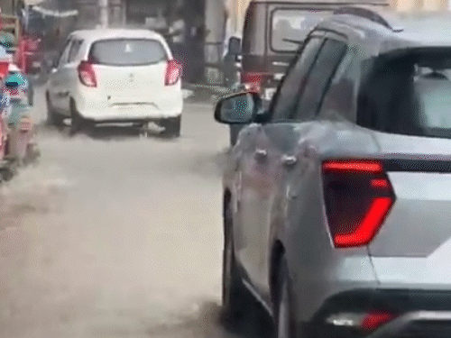 शिमला में भारी बारिश, ढली में तीन गाड़ियां दबी:घरों में घुसा पानी, सड़कें-रास्ते पानी के तालाब में तब्दील, चंबा में ऑरेंज अलर्ट