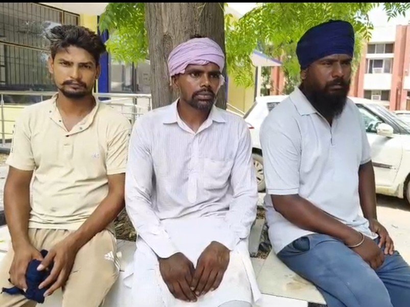 हत्या के बाद मृतक के परिजन शोक में घर के बाहर बैठे हुए।