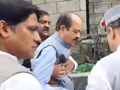 राज्यसभा सांसद हर्ष महाजन CCU पर शिफ्ट:BJP धरने के दौरान चक्कर आया, लड़खड़ाकर गिरे; नेताओं ने संभाला, डॉक्टर बोले- घबराने की जरूरत नहीं