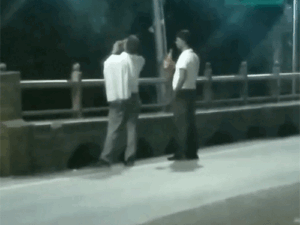 शिमला रिज पर बीयर पीते पकड़े टूरिस्ट, VIDEO:पुलिस ने नियमों का पाठ पढ़ाया, चेतावनी देकर छोड़ा; सार्वजनिक स्थानों पर बैन है ड्रिंकिंग-स्मोकिंग | ACTPnews