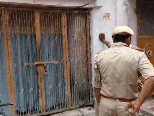 राममंदिर चढ़ावा चोरी- 8 आरोपियों के घर पुलिस की छापेमारी:एक साथ दबिश डाली; टिन्नू के घर ताला बंद मिला, पड़ोसियों से पूछताछ
