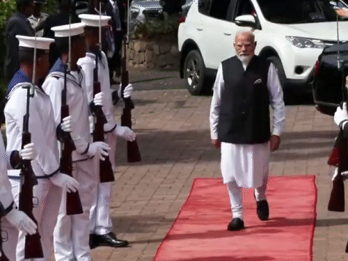 सेशेल्स में मोदी को गार्ड ऑफ ऑनर दिया गया:पीएम संसद को संबोधित करेंगे, भारतीय समुदाय से भी मिलेंगे; 3 दिन के दौरे पर हैं