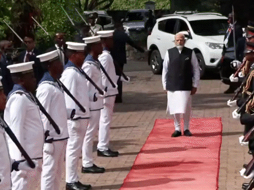 मोदी को सेशेल्स में गार्ड ऑफ ऑनर दिया गया। इसके बाद राष्ट्रपति पैट्रिक और मोदी की द्विपक्षीय बैठक शुरू हुई। - Dainik Bhaskar