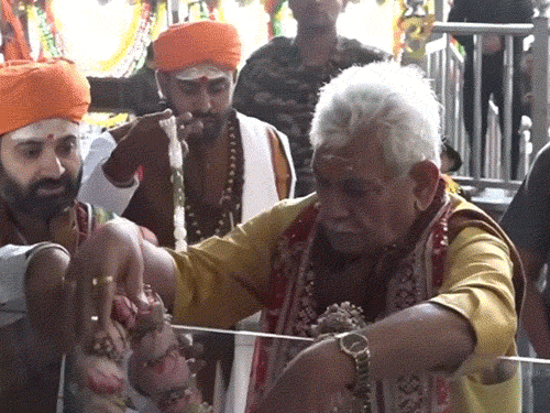 जम्मू-कश्मीर के उपराज्यपाल ने बाबा अमरनाथ की पूजा की:3 जुलाई से यात्रा शुरू; 28 अगस्त को छड़ी मुबारक पहुंचने के साथ खत्म होगी