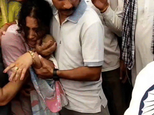 हिमाचल के जवान विशम्बर की पार्थिव देह पैतृक गांव पहुंची:पत्नी ताबूत से लिपटी; दो बेटे और माता-पिता पीछे छूटे, देहरादून में ड्यूटी के दौरान निधन