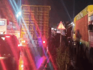 आगरा-मुंबई हाईवे पर 7 घंटे से 25KM का जाम, VIDEO:बसों-ट्रकों में भूखे-प्यासे फंसे लोग; भेरू घाट से मानपुर तक हजारों गाड़ियों की लगी कतार | ACTPnews