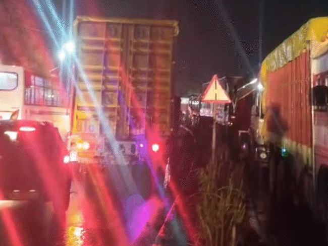 आगरा-मुंबई हाईवे पर 7 घंटे से 25KM का जाम, VIDEO:बसों-ट्रकों में भूखे-प्यासे फंसे लोग; भेरू घाट से मानपुर तक हजारों गाड़ियों की लगी कतार