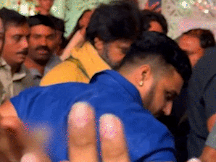 फिल्ममेकर की बेटी के रिसेप्शन में पहुंचे पवन कल्याण:फोटोग्राफर्स को टोका, मंच पर भीड़ लगने से परेशान दिखे गेस्ट, सिक्योरिटी को करना पड़ा जद्दोजहद