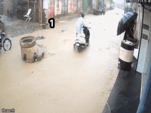 एक ही दिन में 6 लोग गड्ढों में गिरे:गुजरात के जूनागढ़ की घटनाएं, सीसीटीवी में कैद हुईं तस्वीरें | ACTPnews