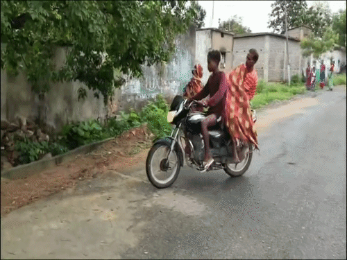 odisha jharsuguda husband carries wife body on bike | ACTPnews