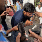 काकरोच पार्टी फाउंडर दीपके ने पुलिस के पैर पकड़े:जंतर-मंतर पर टेंट लगाने की इजाजत मांगी, कहा- हड़ताली छात्रों को बारिश से बचाना है | ACTPnews