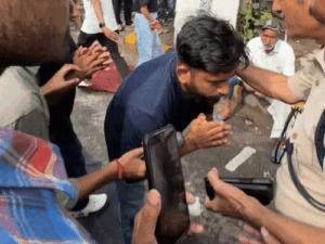 काकरोच पार्टी फाउंडर दीपके ने पुलिस के पैर पकड़े:जंतर-मंतर पर टेंट लगाने की इजाजत मांगी, कहा- हड़ताली छात्रों को बारिश से बचाना है | ACTPnews