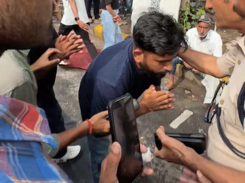 काकरोच पार्टी फाउंडर दीपके ने पुलिस के पैर पकड़े:जंतर-मंतर पर टेंट लगाने की इजाजत मांगी, कहा- हड़ताली छात्रों को बारिश से बचाना है | ACTPnews