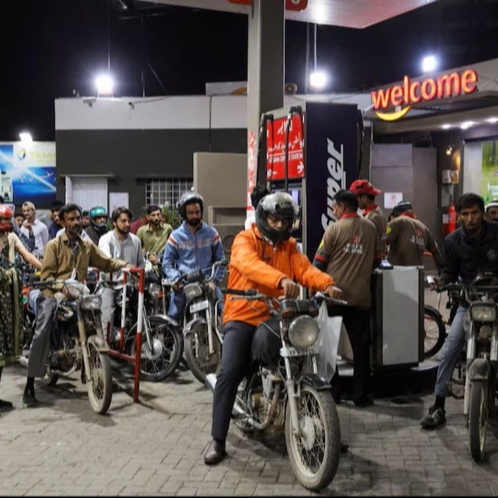 पाकिस्तान में पेट्रोल 13.18 और डीजल 13.80 रुपया महंगा:पेट्रोल 310.71 और हाई-स्पीड डीजल 323.30 रुपया लीटर मिल रहा, नई कीमतें 11 जुलाई से लागू | ACTPnews