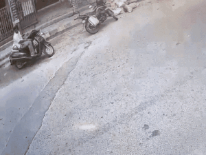 जालंधर में महिला को 100 मीटर कार से घसीटा, VIDEO:बाबा बनकर आए लुटेरे, गहने झपटे तो विंडो पर लटकी, औंधे मुंह सड़क पर गिरी | ACTPnews