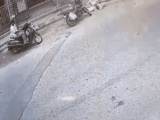 जालंधर में महिला को 100 मीटर कार से घसीटा, VIDEO:बाबा बनकर आए लुटेरे, गहने झपटे तो विंडो पर लटकी, औंधे मुंह सड़क पर गिरी | ACTPnews
