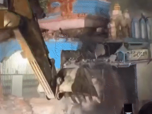 बुलडोजर चलने पर मंदिर भरभराकर गिरा, 1 की मौत:चंदौली में बीच सड़क पर बना था; रास्ता चौड़ा करने के लिए तोड़ रहे थे | ACTPnews