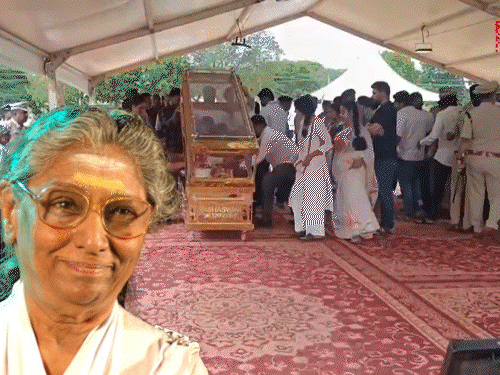 गायिका एस जानकी का अंतिम संस्कार हुआ:पोती ने चिता को मुखाग्नि दी; 'बोल बेबी बोल', 'यार बिना चैन' समेत 48 हजार गाने गाए थे | ACTPnews