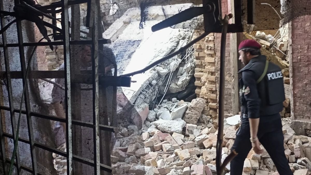 आतंकी हमलों से दहला पाकिस्तान का खैबर पख्तूनख्वा, 3 पुलिसकर्मियों की मौत, 34 घायल | ACTPnews