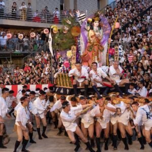 जापान में 780 साल पुराना पारंपरिक उत्सव:1 हजार किलो की झांकी उठाकर दौड़े युवा; 10 लाख पर्यटक जुटे | ACTPnews