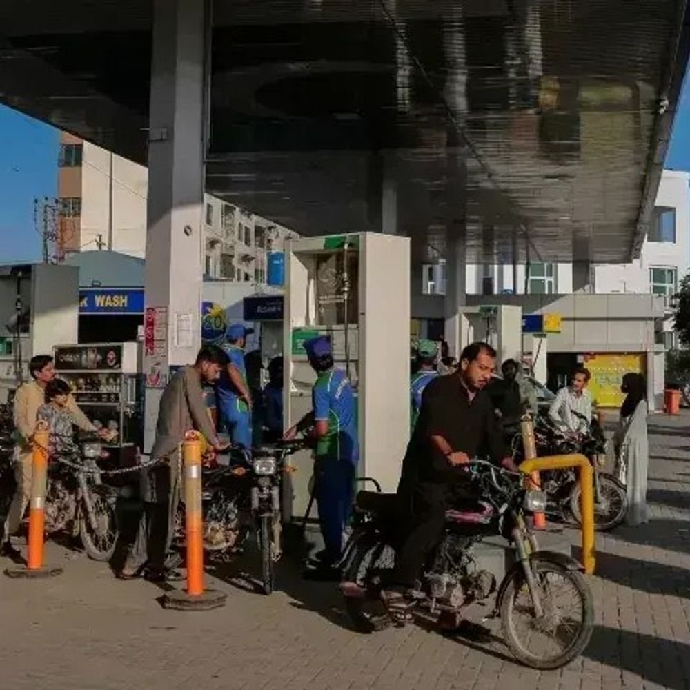 पाकिस्तान में पेट्रोल 5.44 और डीजल 31.05 रुपया महंगा:पेट्रोल 316.15 और हाई-स्पीड डीजल 354.35 रुपया लीटर मिल रहा, नई कीमतें 18 जुलाई से लागू