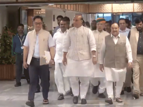 मानसून सत्र से पहले सर्वदलीय बैठक, विपक्ष का वॉकआउट:15 मिनट में बाहर निकले सांसद, बागियों को मीटिंग में बुलाने का विरोध; दोबारा फिर शामिल | ACTPnews