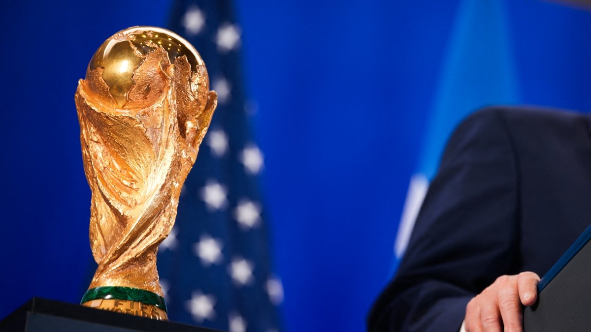 Fifa World Cup Trophy में कितना है गोल्ड का वजन? जानें पहली बार कब किया गया इस ट्रॉफी का प्रयोग | ACTPnews