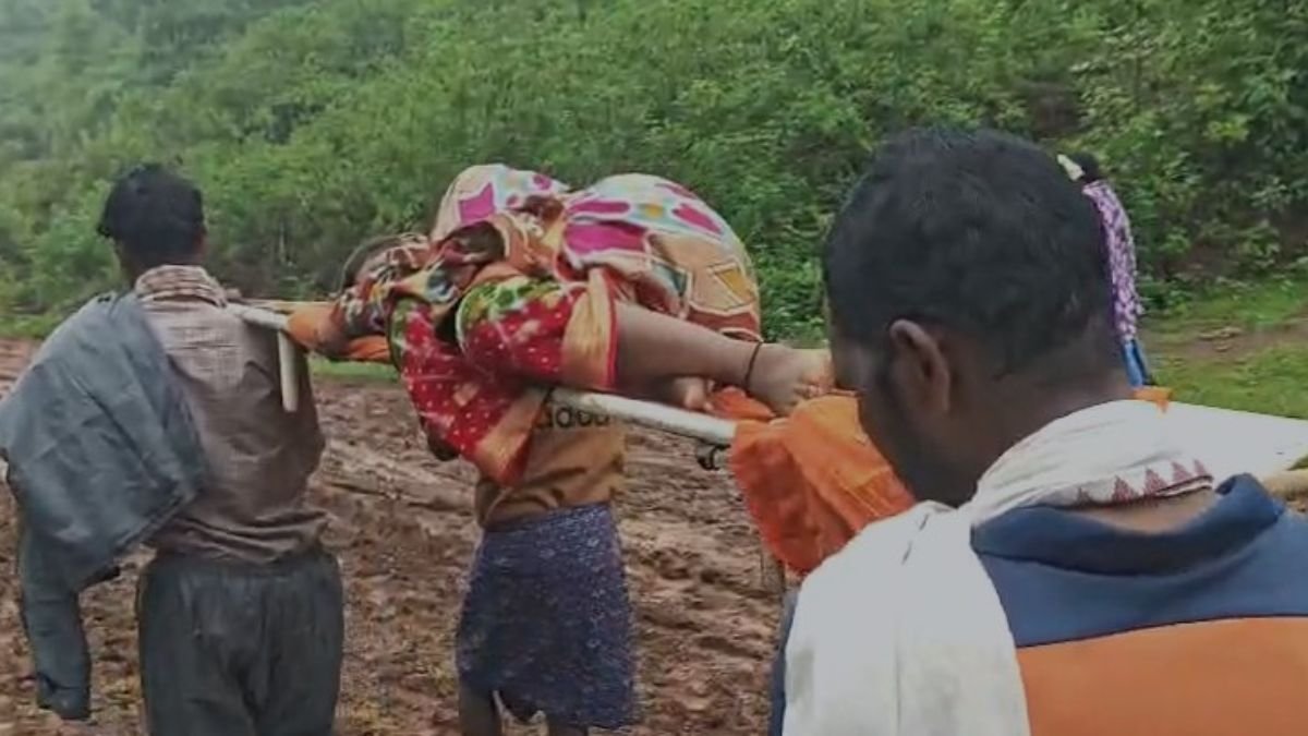 ओडिशा में कच्ची सड़क बनी मुसीबत, प्रसव पीड़ा से तड़पती गर्भवती को 2 किमी स्ट्रेचर पर ले गए ग्रामीण