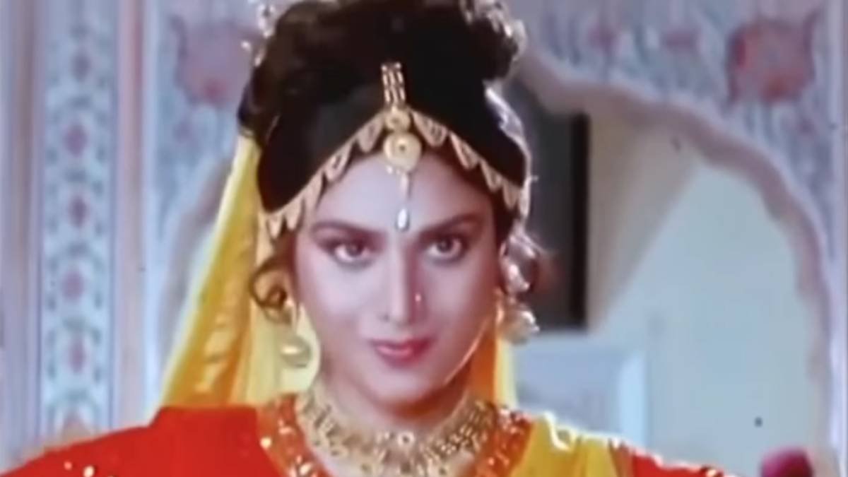 'इच्छाधारी नागिन' बनीं मीनाक्षी शेषाद्रि, बीन की धुन पर जंगल में किया डांस, दिखाया 37 साल पहले वाला अवतार