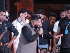 पंजाबी सिंगर खान साब भड़के, बोले- डंडों से ही मानोगे:बापू लाल बादशाह मेले में पहुंचे, खड़े होकर हूटिंग पर गाना रोका, कहा- हार्टअटैक हो जाएगा | ACTPnews