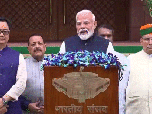 पीएम बोले- 28 साल के युवा इतिहास रच रहे:56 साल के युवा की बात नहीं कर रहा, पीछे खड़े रिजिजू हंसे; राहुल पर तंज