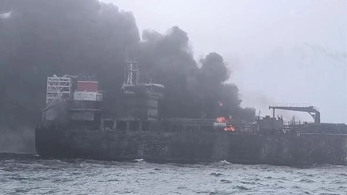 ओमान के तट के पास स्ट्रेट ऑफ होर्मुज में जहाज में लगी आग, 9वीं रात भी ईरान पर भीषण हमले