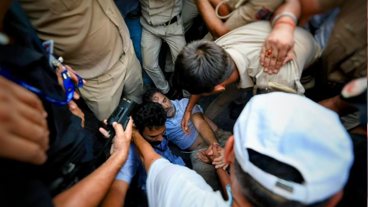 राहुल गांधी, प्रियंका और अखिलेश यादव हिरासत में लिए गए, पीएम आवास के बाहर कर रहे थे प्रदर्शन; देखें वीडियो | ACTPnews
