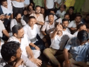 MP विधानसभा में कांग्रेस विधायकों का धरना:PCC चीफ पहुंचे, बोले- छात्रों को देशद्रोही कहने वाले मंत्री माफी मांगें; राहुल की गिरफ्तारी पर प्रदर्शन | ACTPnews
