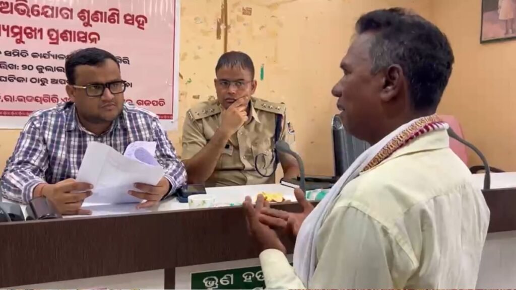 जिंदा होने का सबूत देने DM के पास पहुंचा शख्स, सरकारी रिकॉर्ड में ‘मृत’ घोषित होने से बंद हो गए राशन-योजनाओं के लाभ | ACTPnews