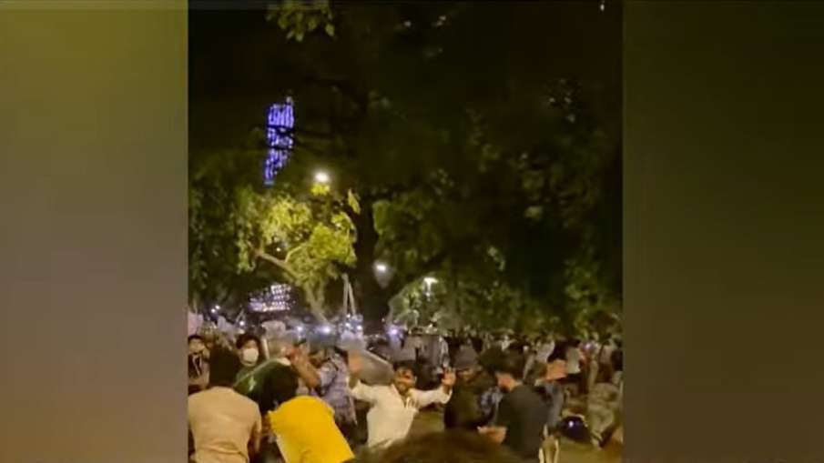 जंतर मंतर के पास फिर शुरू हुआ हंगामा, प्रदर्शनकारियों की आड़ में गुंडों ने पुलिस पर किया अटैक, ACP घायल | ACTPnews