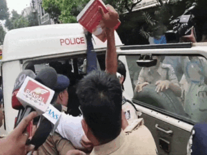 इंदौर में विजयवर्गीय के घर के सामने दंपती का प्रदर्शन:बोले- छात्रों को कीड़े और आंदोलन को प्रायोजित क्यों कहा; पुलिस जबरन उठा ले गई | ACTPnews