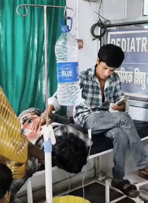 इमरजेंसी वार्ड में भर्ती दूसरे मरीज के परिजन ने ड्रिप चढ़ाने का वीडियो बना लिया।