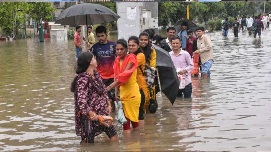 सूरत में भारी बारिश से जलजमाव