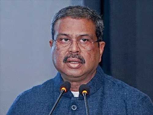 धर्मेंद्र प्रधान के इस्तीफे पर बॉलीवुड का रिएक्शन:प्रकाश राज बोले- आपने सरकार को घुटनों पर ला दिया'; प्रियंका चोपड़ा ने नई पीढ़ी को सराहा