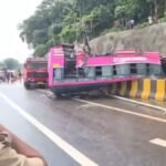 केरल में अनियंत्रित होकर डिवाइडर पर पलटी बस, एक की मौत, 26 घायल | ACTPnews