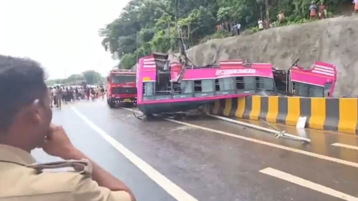 केरल में अनियंत्रित होकर डिवाइडर पर पलटी बस, एक की मौत, 26 घायल
