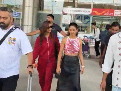 जयपुर पहुंचीं मोहन सिस्टर्स:यूनिवर्सिटी के एनुअल फेस्ट में देंगी लाइव परफॉर्मेंस; बोलीं- पिंक सिटी में परफॉर्म करना हमेशा खास