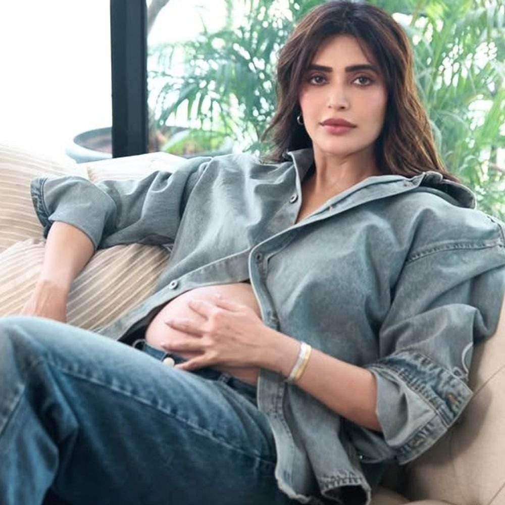 एक्ट्रेस करिश्मा तन्ना बनीं मां:शादी के 4 साल बाद गुरु पूर्णिमा पर बेटे को जन्म दिया; स्मृति ईरानी और सोनू सूद ने दी बधाई