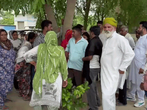 अस्पताल पहुंचे मृतक महिला के परिजन।
