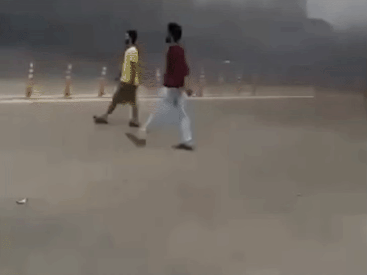नेपाल में भारतीय सीमा से सटे सुनसरी जिले में लोग सड़कों पर आगजनी कर रहे हैं। सांप्रदायिक हिंसा 4 जिलों में फैल चुकी है। - Dainik Bhaskar