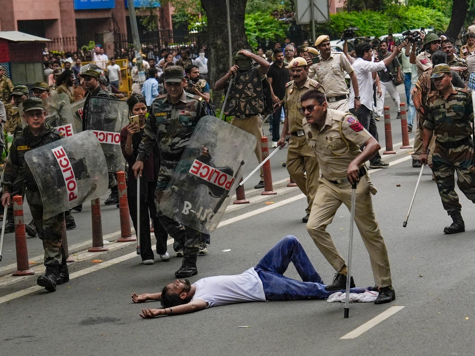 कॉकरोच जनता पार्टी ने पेपर लीक मामले में जंतर-मंतर पर 36 दिन प्रदर्शन किया था। इस दौरान कई बार पुलिस से झड़प हुई। - Dainik Bhaskar