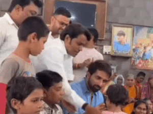 सोनू सूद ने बच्चों के साथ मनाया जन्मदिन:केक काटकर बांटी खुशियां, ऑफिस के बाहर उमड़े फैंस; तस्वीरें खिंचवाईं | ACTPnews